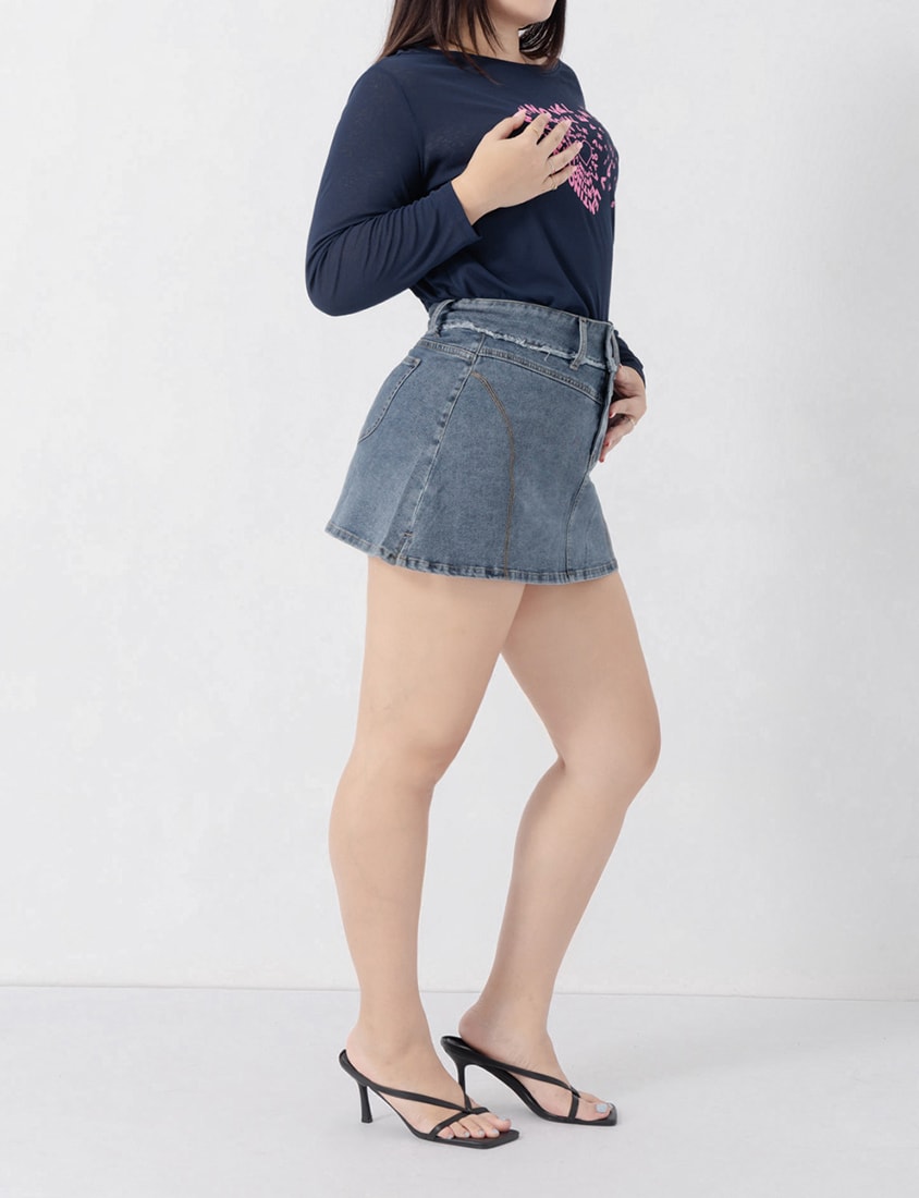 MUA! Chic Graphic Heart Lettering Plus Size Top