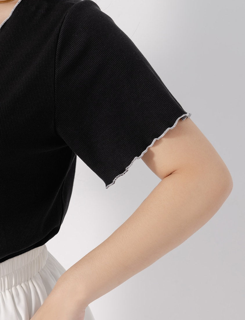 MUA! V-Neck Contrast Lettuce-Edge Plus Size Short Sleeve Top