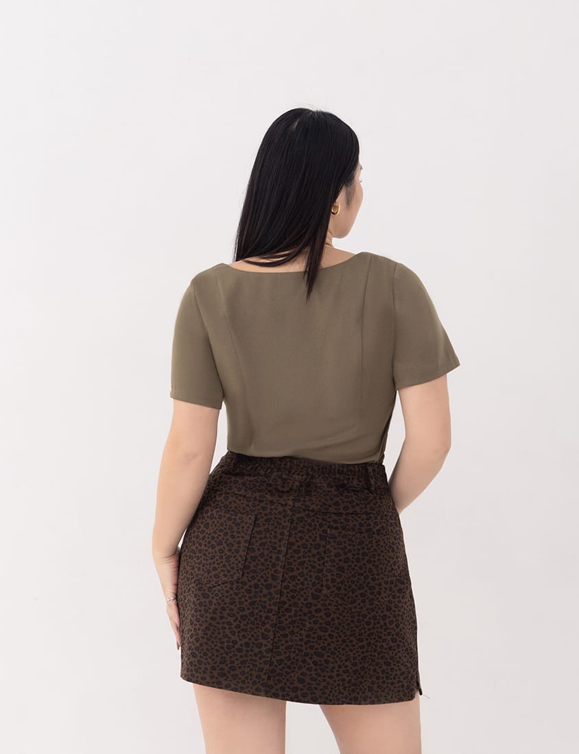 MUA! Heart-Shape Neckline Curved Zipper Plus Size Short Sleeve Top