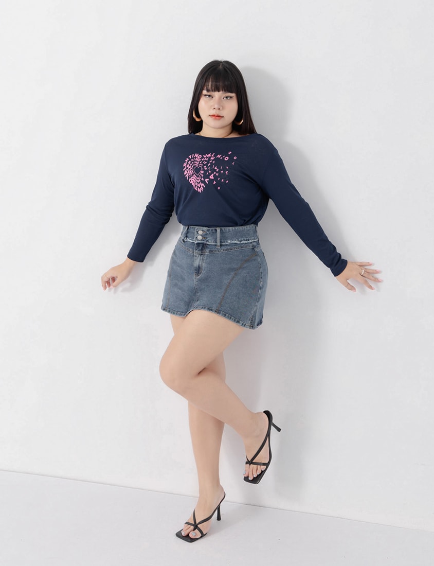 MUA! Chic Graphic Heart Lettering Plus Size Top