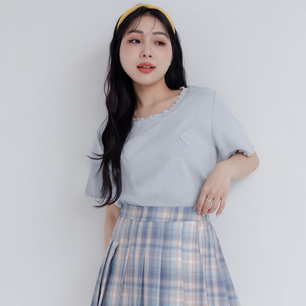 Cute Floral Applique Wavy Edge Plus Size Tee