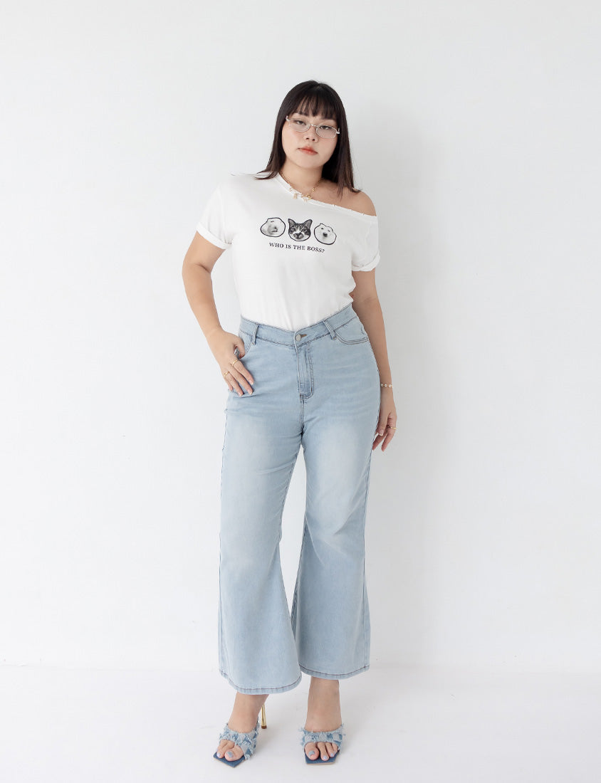 MUA! Cooling Tech V-Cut Plus Size Flare Jeans