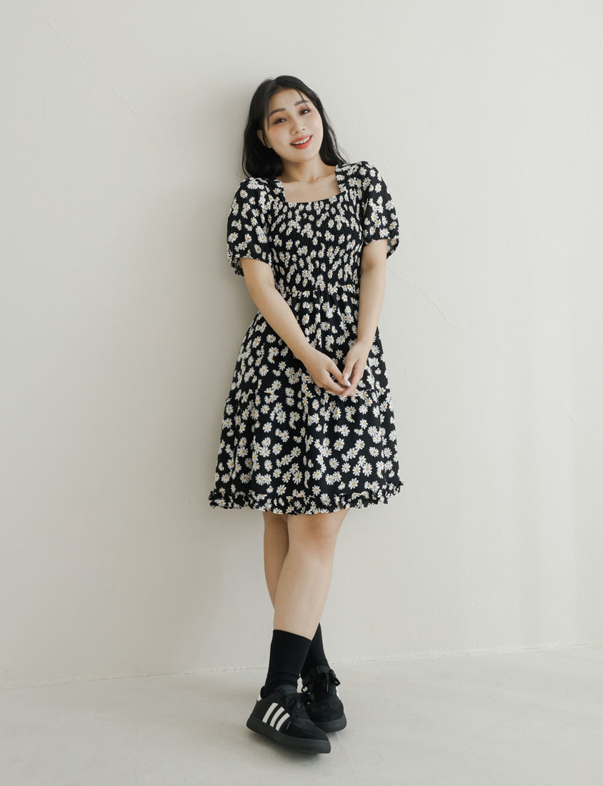 Daisy Print Square Neck Smocked Puff Sleeve Plus Size Mini Dress