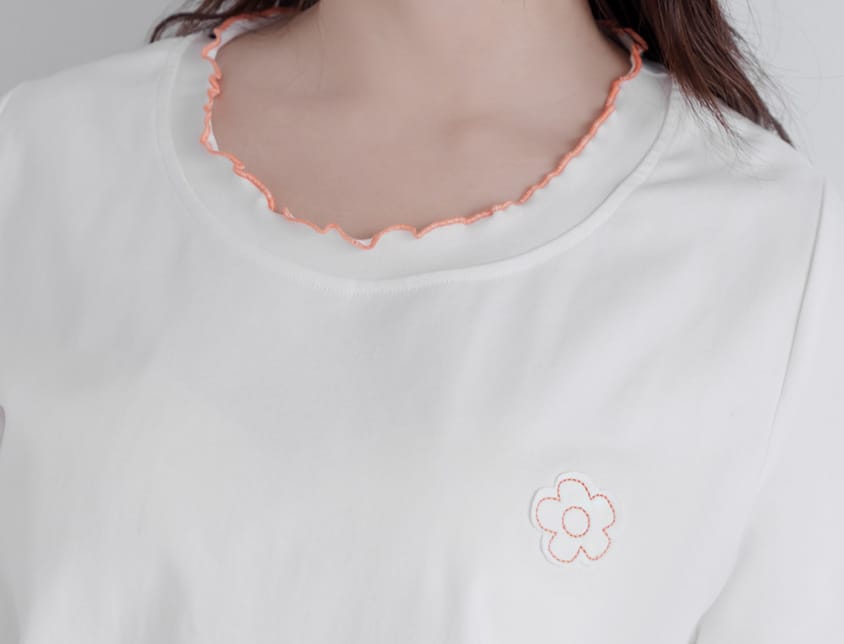 Cute Floral Applique Wavy Edge Plus Size Tee
