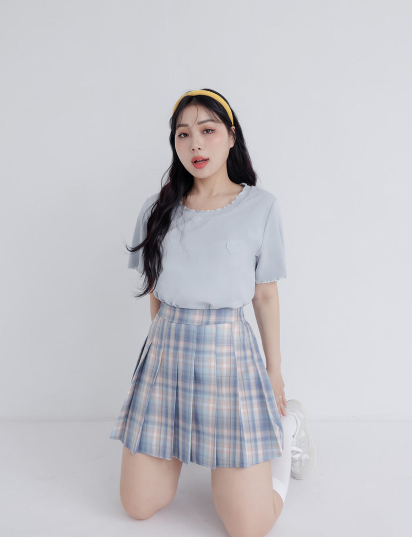 Cute Floral Applique Wavy Edge Plus Size Tee