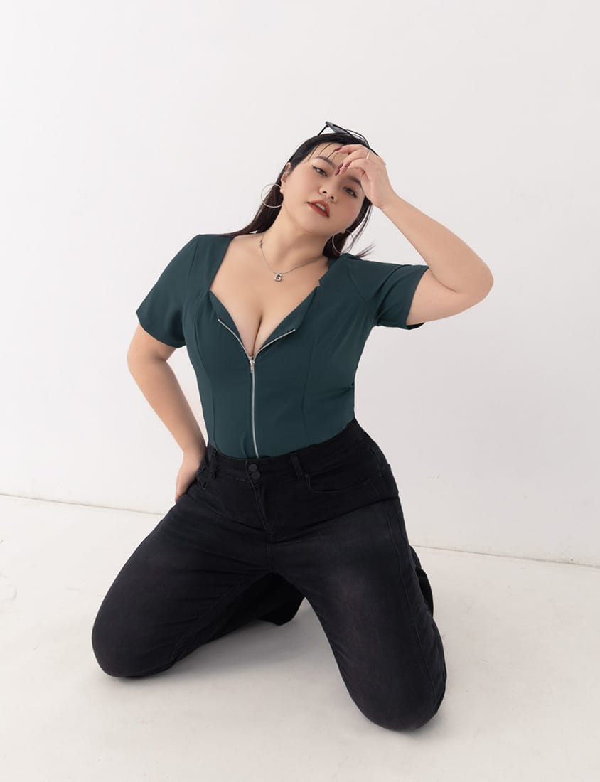 MUA! Heart-Shape Neckline Curved Zipper Plus Size Short Sleeve Top