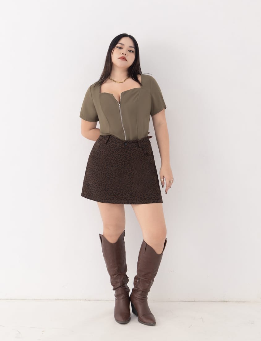 MUA! Heart-Shape Neckline Curved Zipper Plus Size Short Sleeve Top
