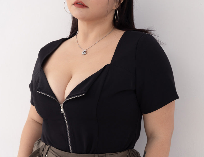 MUA! Heart-Shape Neckline Curved Zipper Plus Size Short Sleeve Top