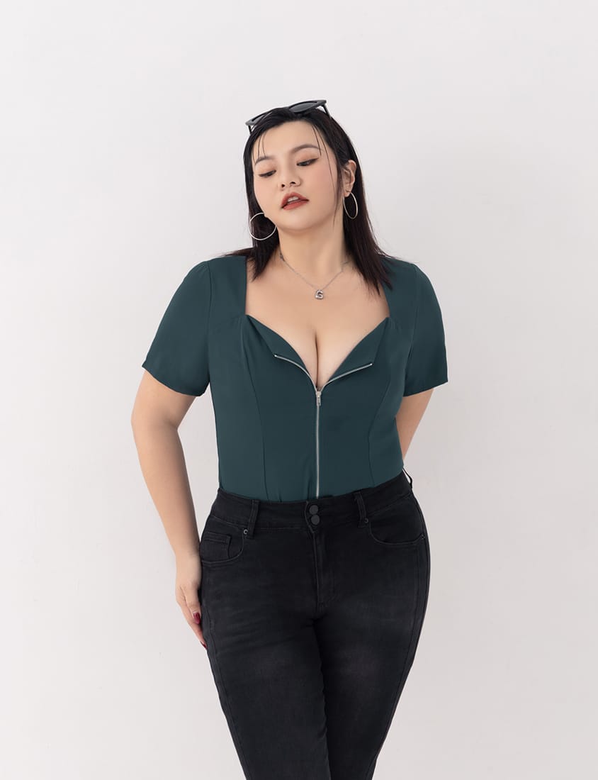 MUA! Heart-Shape Neckline Curved Zipper Plus Size Short Sleeve Top