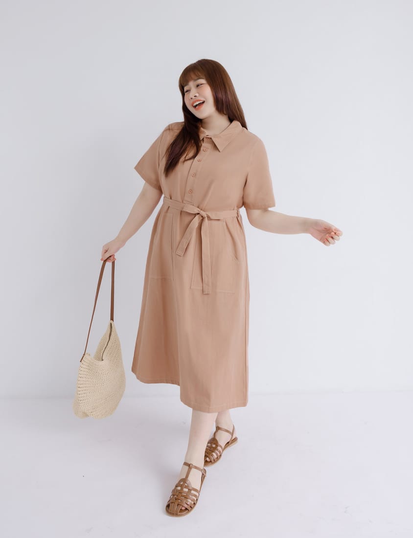 Color-Block Stitching Collar Twill Plus Size Maxi Dress (with Waist Tie)