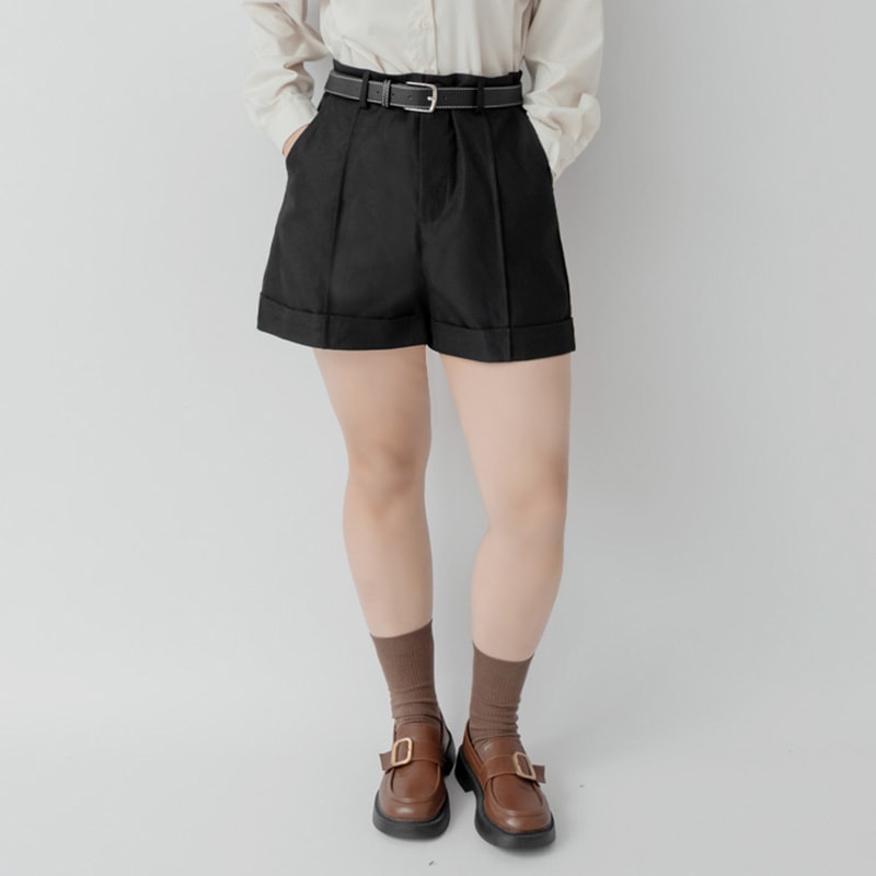 Elastic Back Waist Structured Cuffed Plus Size Shorts (With Belt)