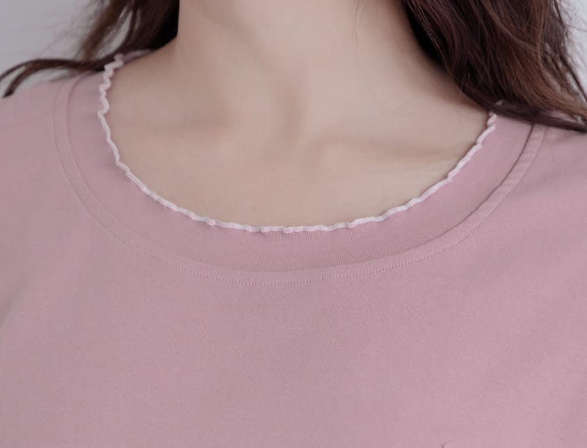 Cute Floral Applique Wavy Edge Plus Size Tee