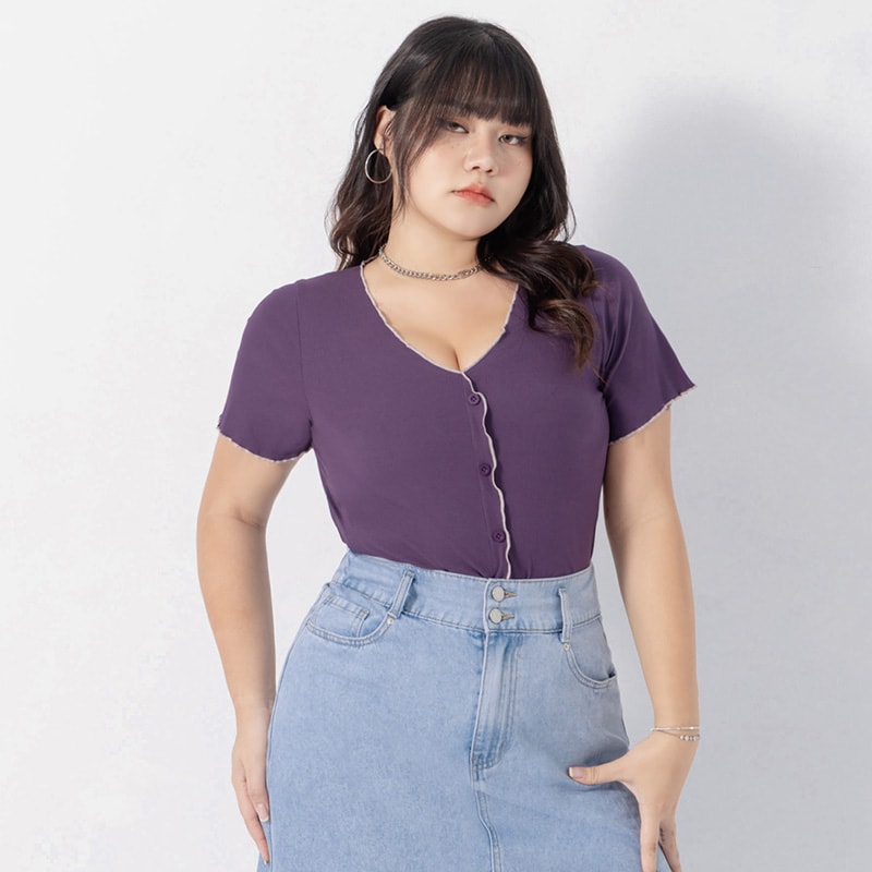 MUA! V-Neck Contrast Lettuce-Edge Plus Size Short Sleeve Top
