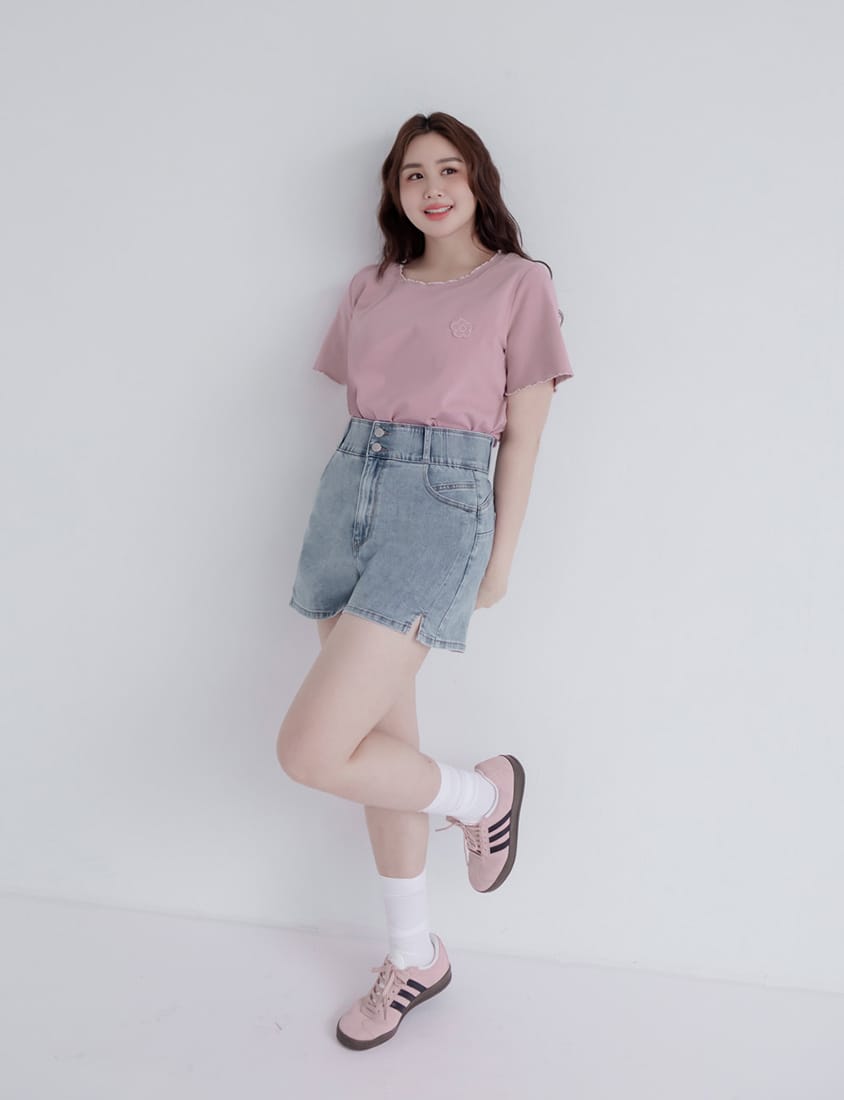 Cute Floral Applique Wavy Edge Plus Size Tee