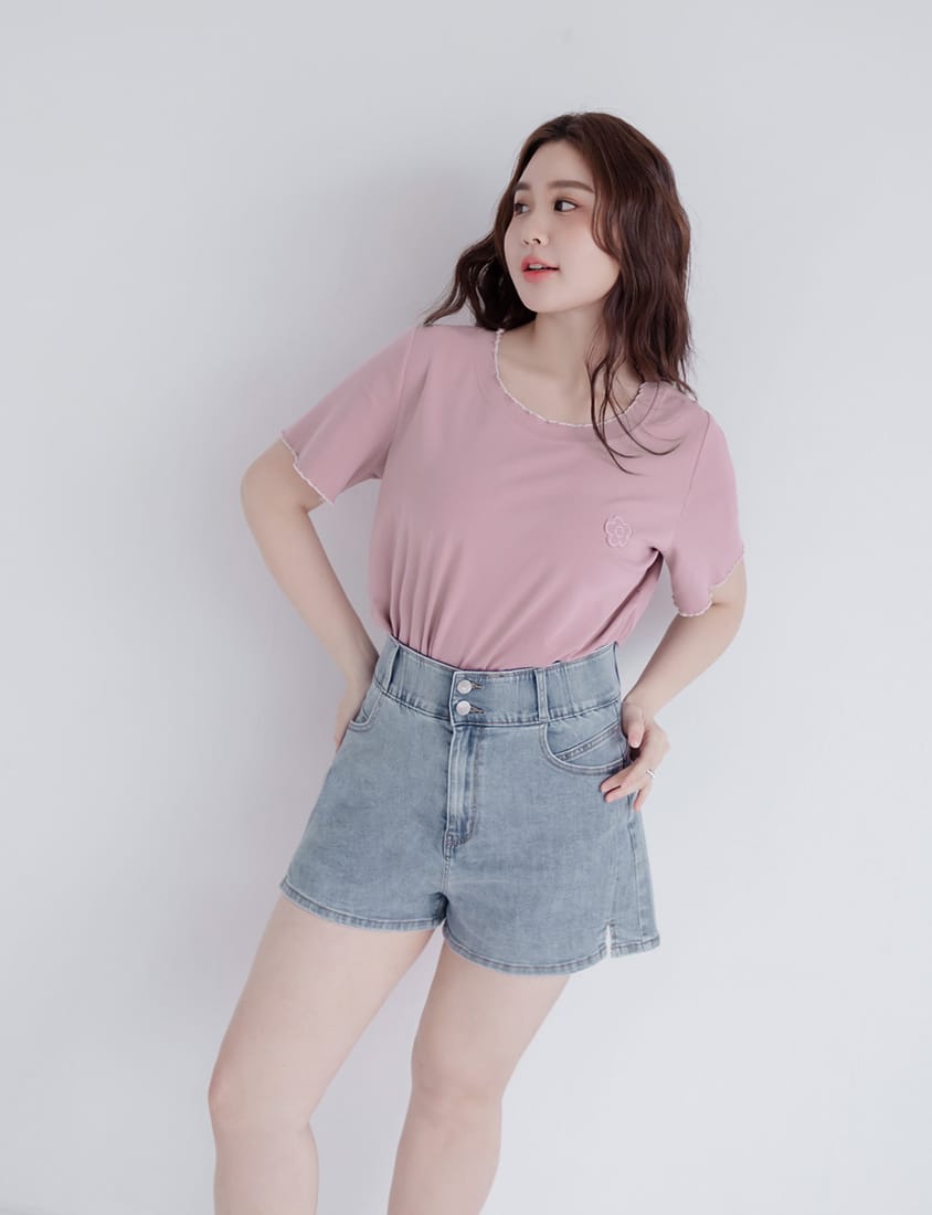 Cute Floral Applique Wavy Edge Plus Size Tee