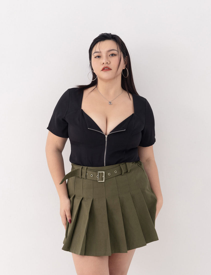 MUA! Heart-Shape Neckline Curved Zipper Plus Size Short Sleeve Top