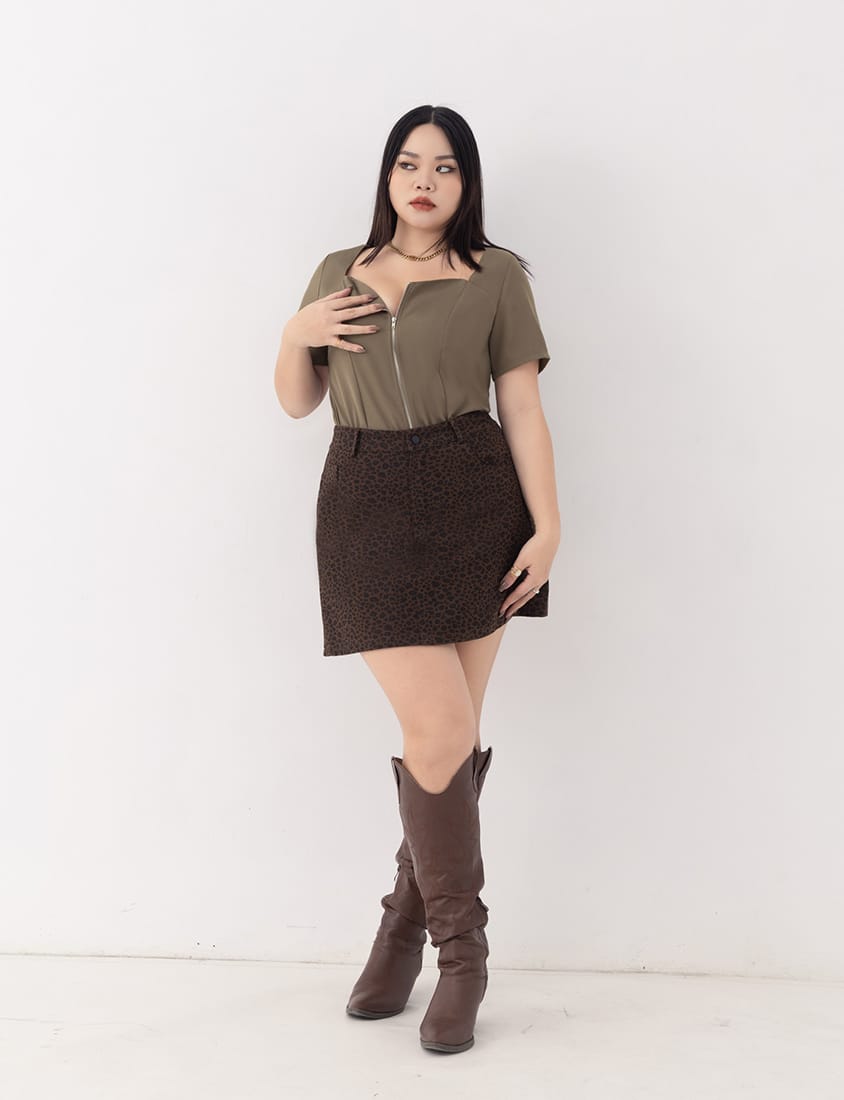 MUA! Heart-Shape Neckline Curved Zipper Plus Size Short Sleeve Top
