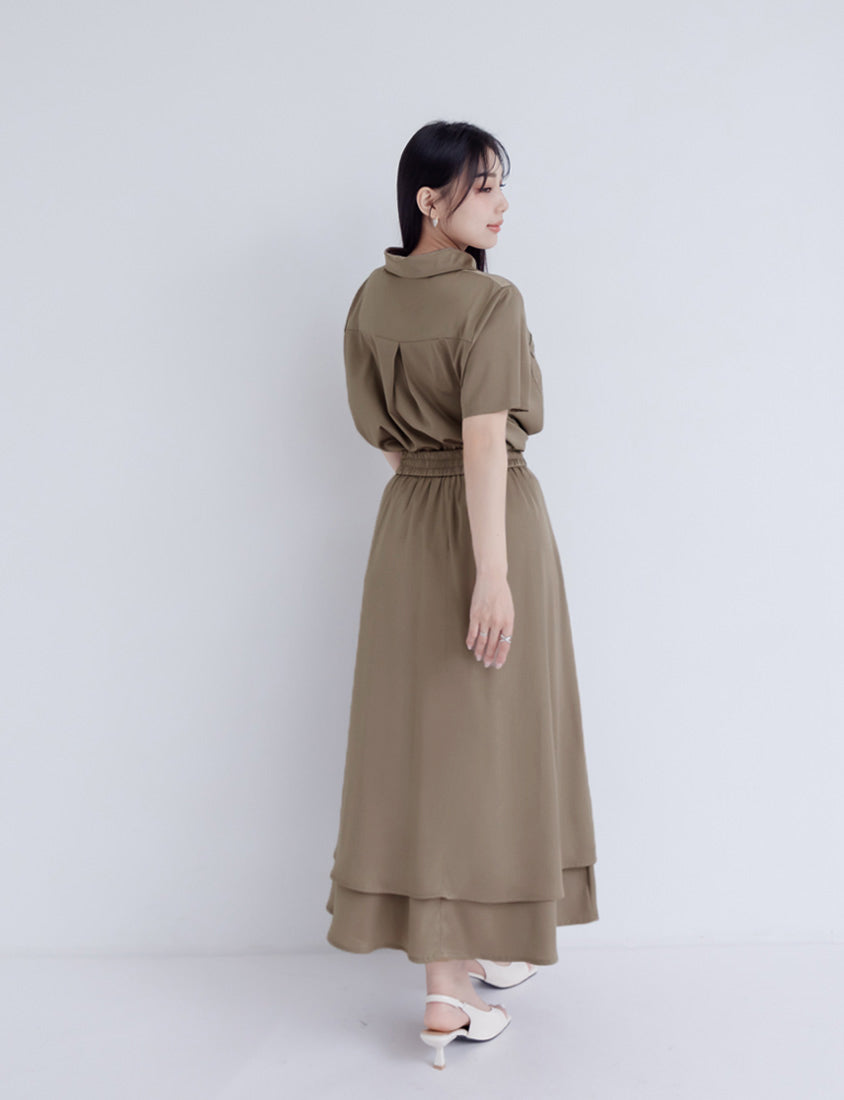 MISS. Elegant Pleat-Back Satin Plus Size Pocket Shirt