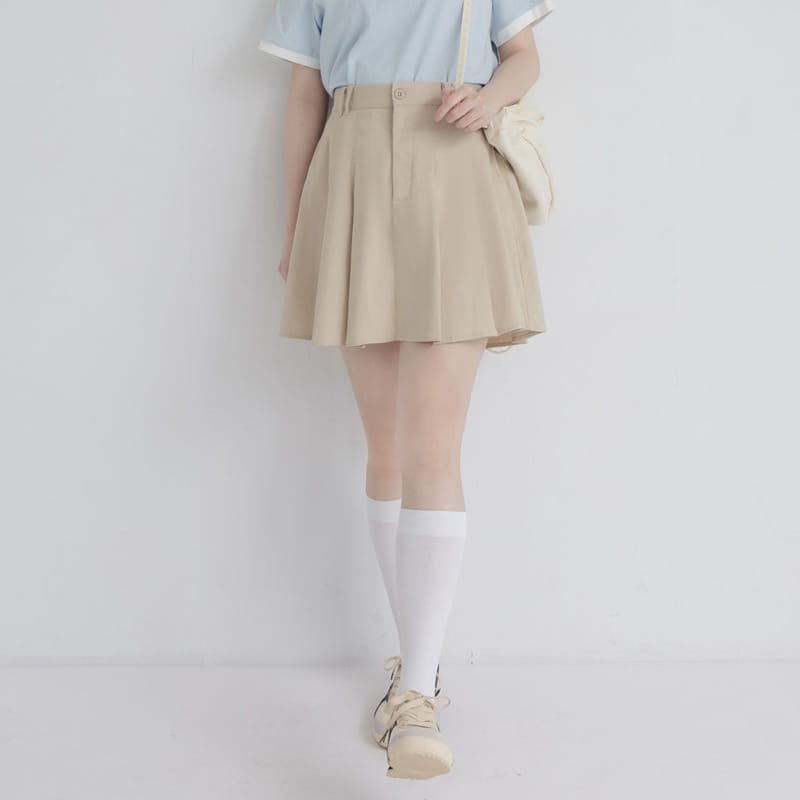 Skin-friendly Silky Pleated Back Elastic Plus Size Mini Skirt (With Pants)