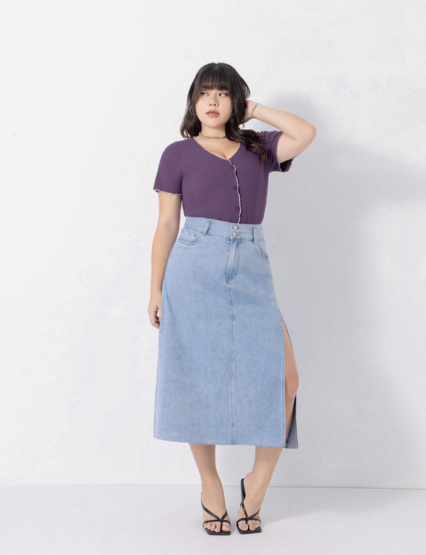 MUA! V-Neck Contrast Lettuce-Edge Plus Size Short Sleeve Top