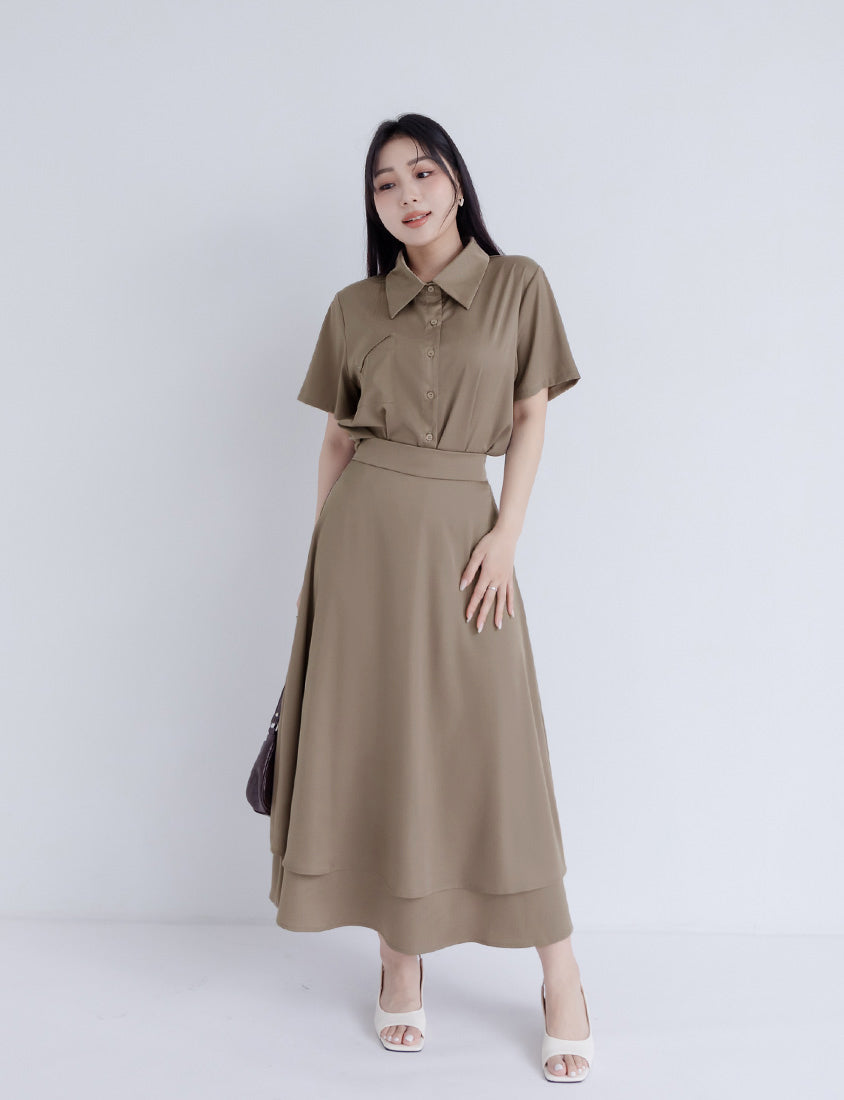MISS. Elegant Pleat-Back Satin Plus Size Pocket Shirt