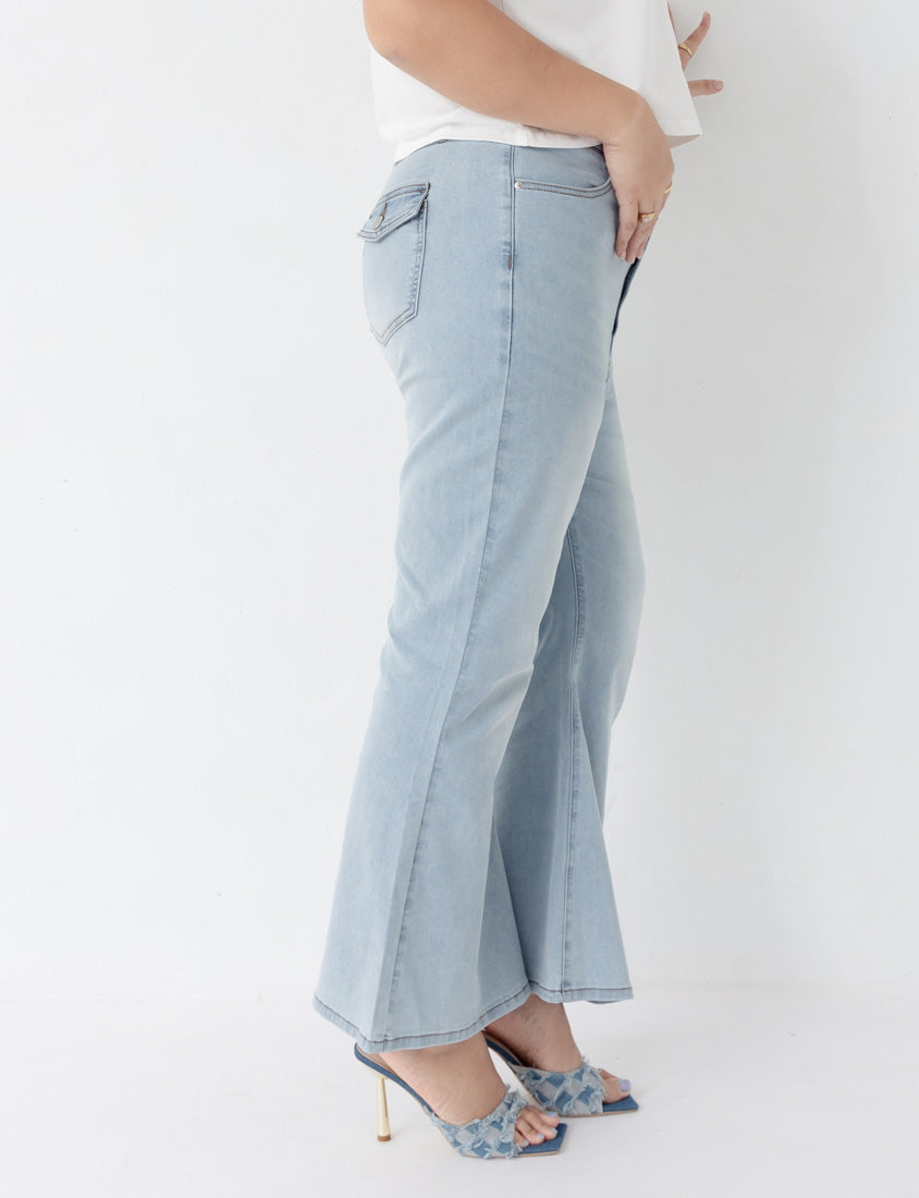 MUA! Cooling Tech V-Cut Plus Size Flare Jeans