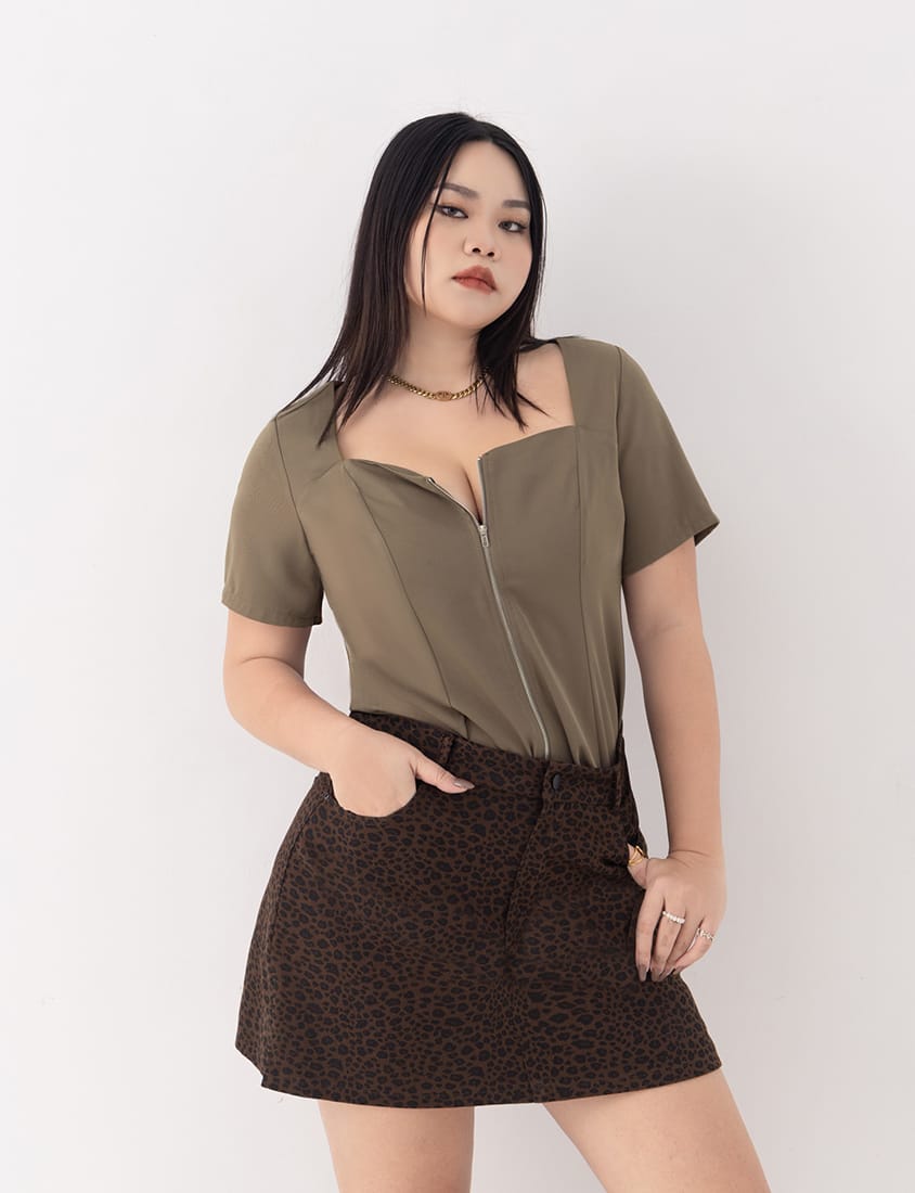 MUA! Heart-Shape Neckline Curved Zipper Plus Size Short Sleeve Top
