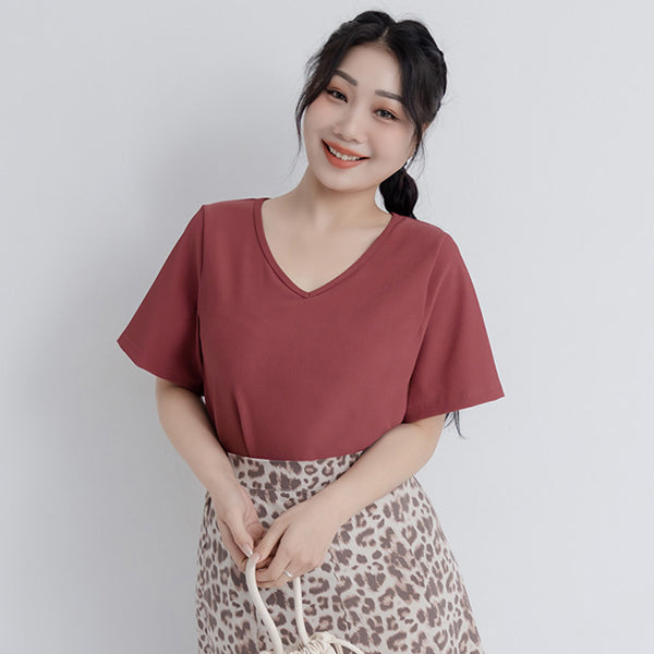 Pobra. Airy Ribbed V-Neck Short Sleeve Plus Size Bratop
