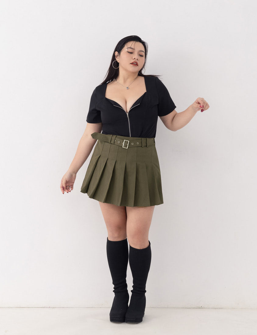MUA! Heart-Shape Neckline Curved Zipper Plus Size Short Sleeve Top