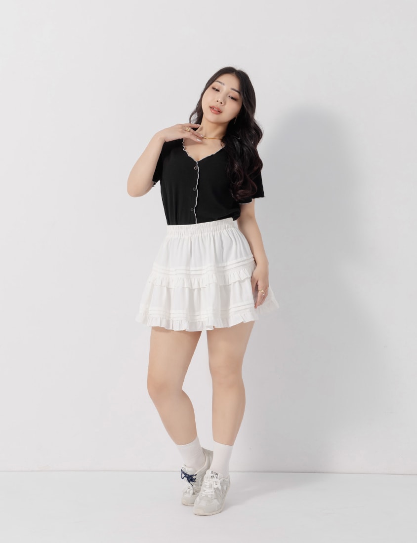 MUA! V-Neck Contrast Lettuce-Edge Plus Size Short Sleeve Top