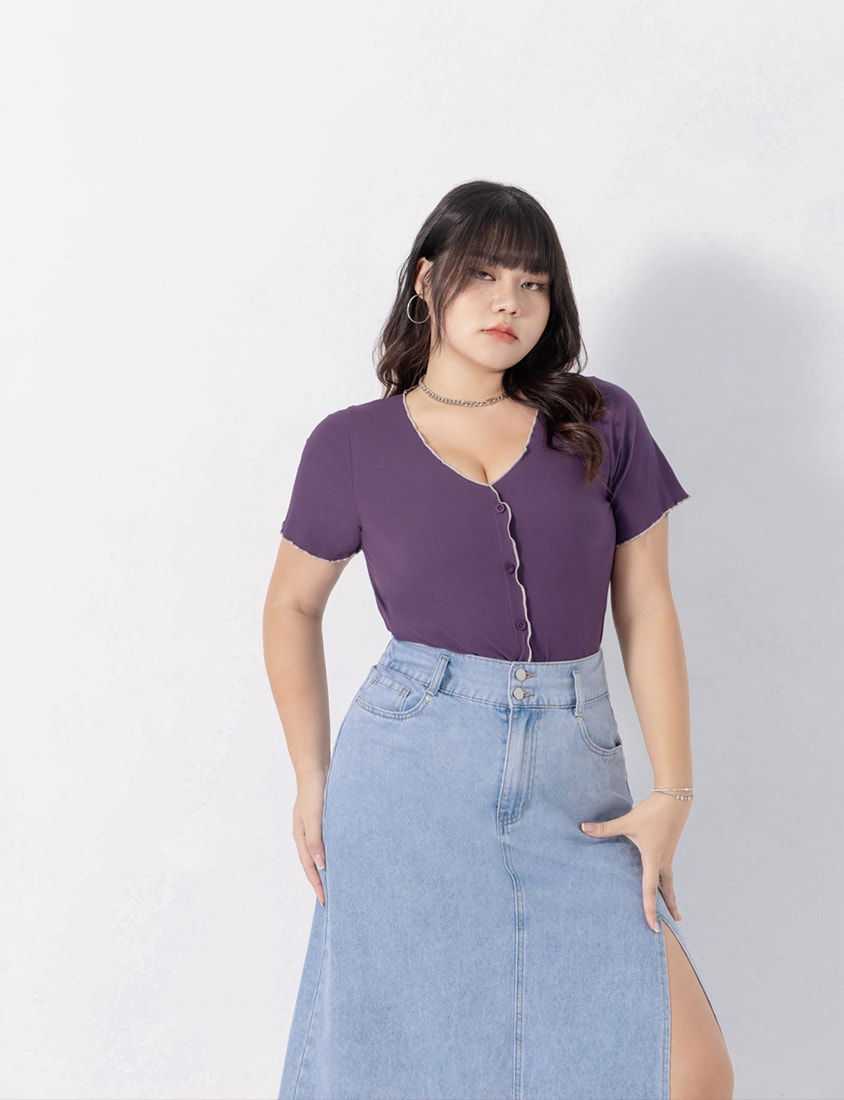 MUA! V-Neck Contrast Lettuce-Edge Plus Size Short Sleeve Top