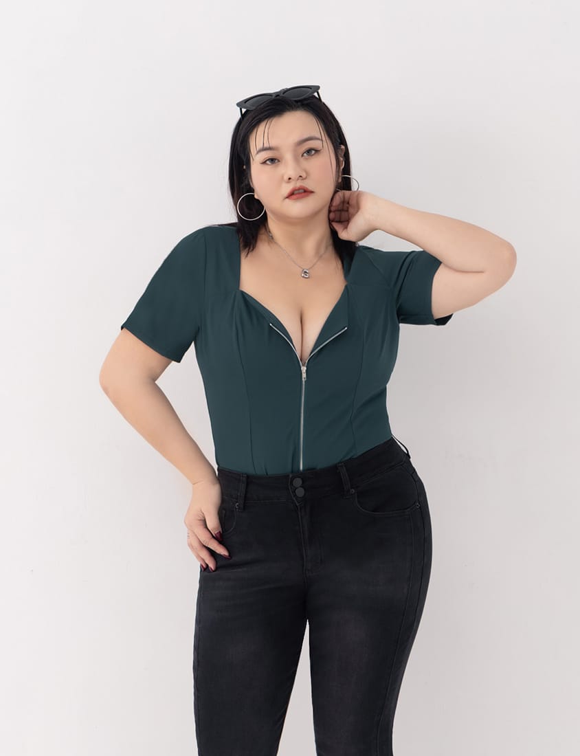 MUA! Heart-Shape Neckline Curved Zipper Plus Size Short Sleeve Top