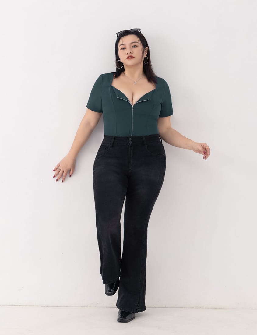 MUA! Heart-Shape Neckline Curved Zipper Plus Size Short Sleeve Top