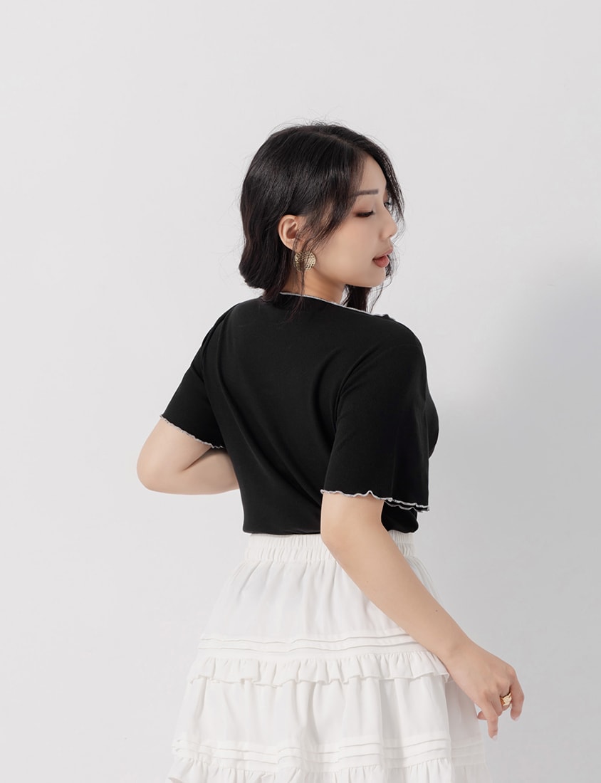 MUA! V-Neck Contrast Lettuce-Edge Plus Size Short Sleeve Top