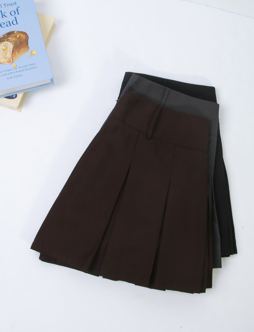 MUA! V-Waist Pleated Plus Size Tailored Skort