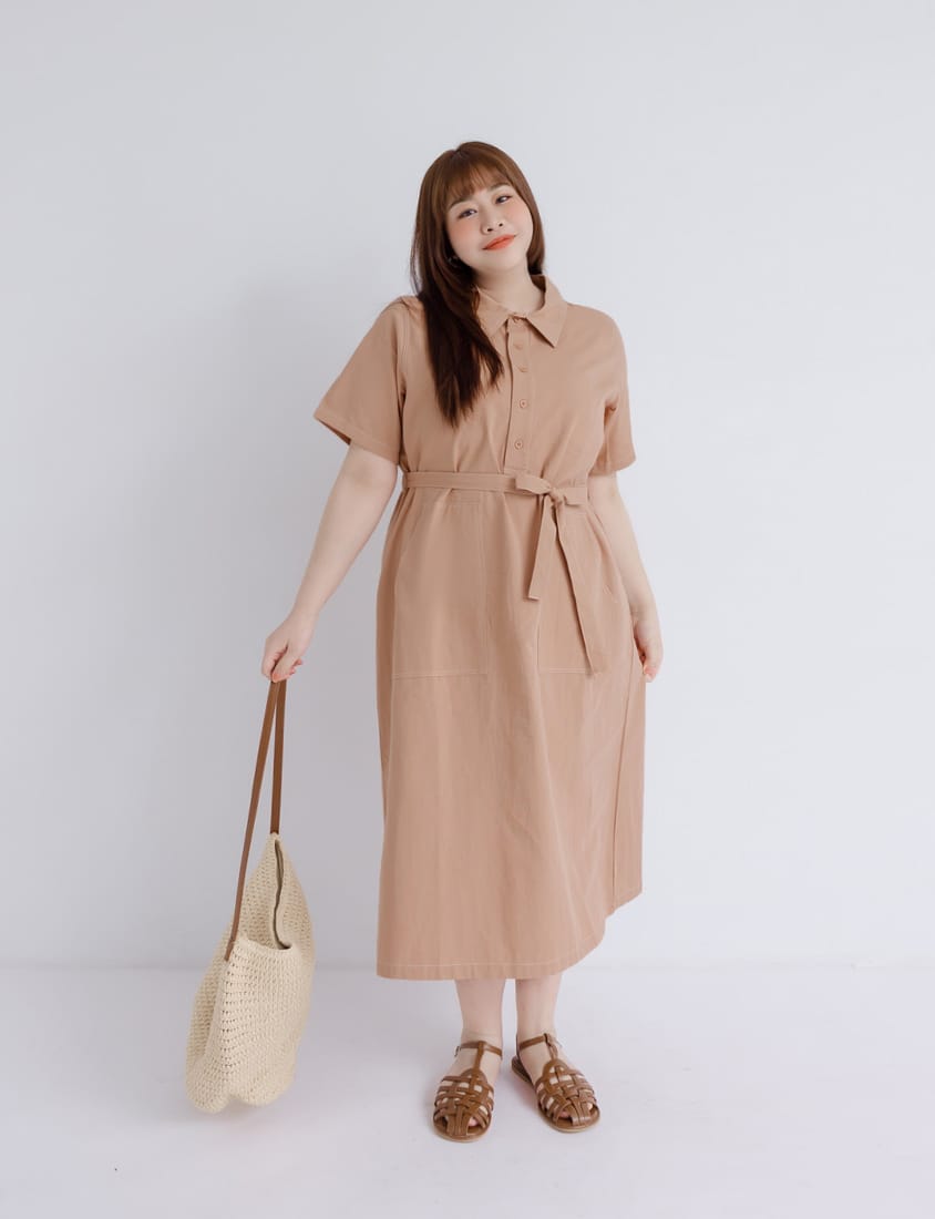 Color-Block Stitching Collar Twill Plus Size Maxi Dress (with Waist Tie)