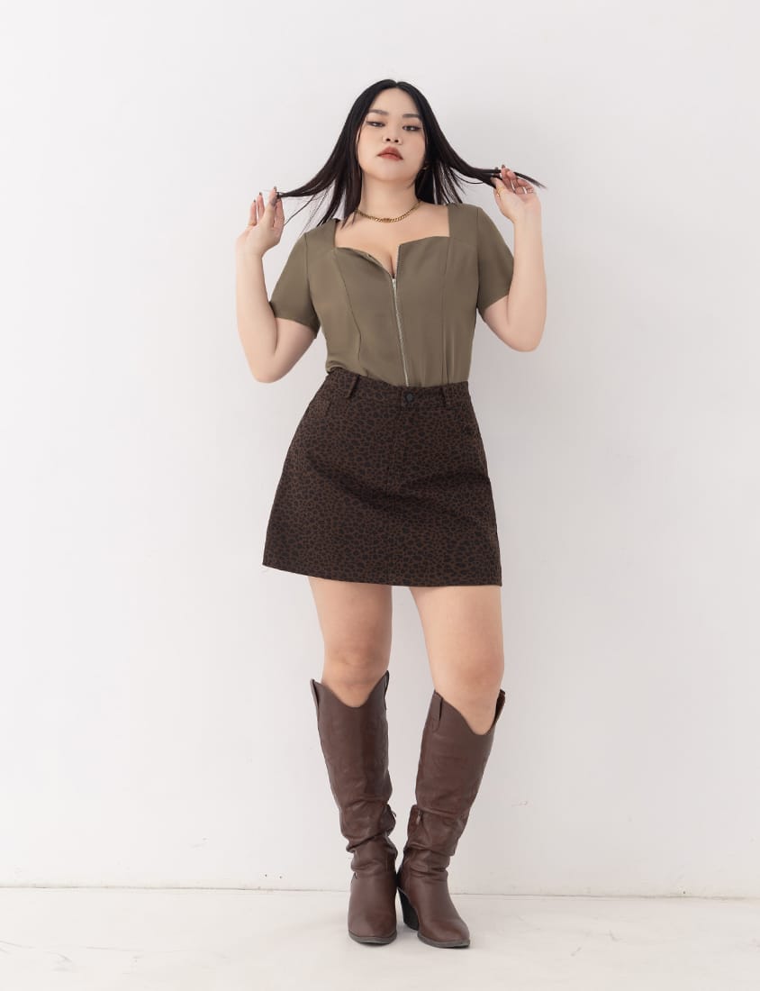 MUA! Heart-Shape Neckline Curved Zipper Plus Size Short Sleeve Top