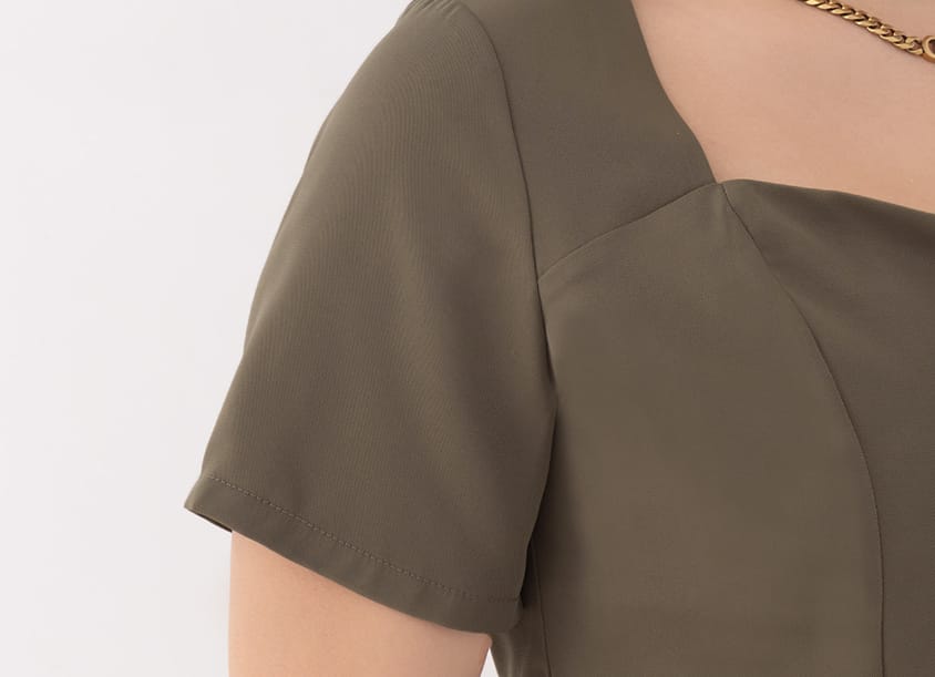 MUA! Heart-Shape Neckline Curved Zipper Plus Size Short Sleeve Top