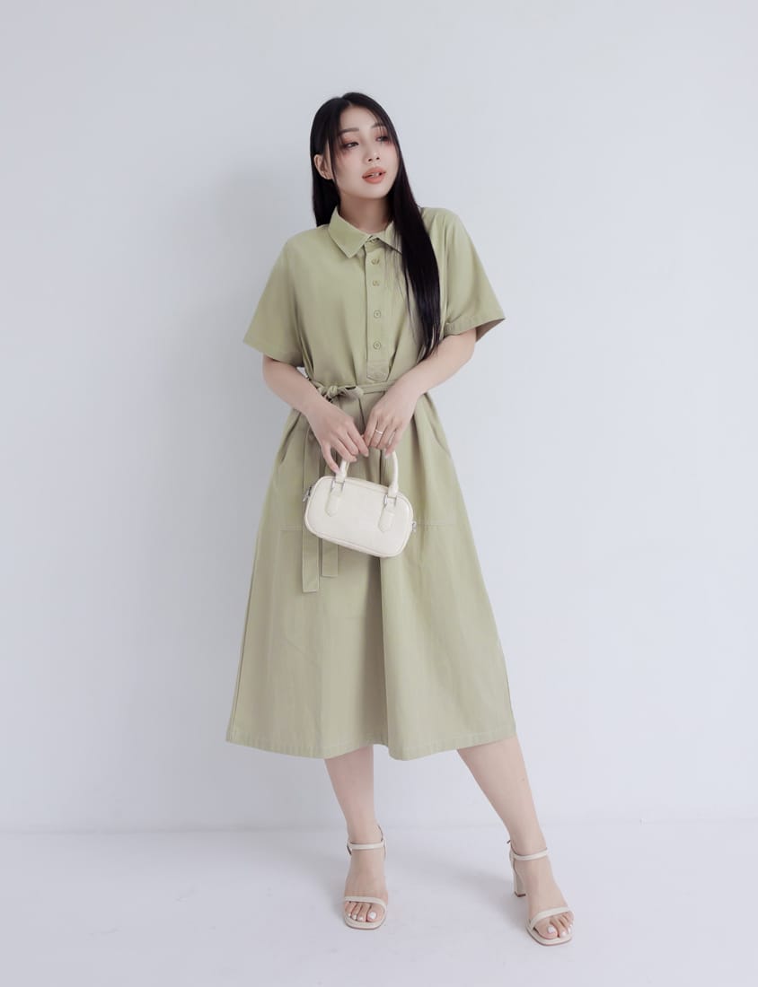 Color-Block Stitching Collar Twill Plus Size Maxi Dress (with Waist Tie)