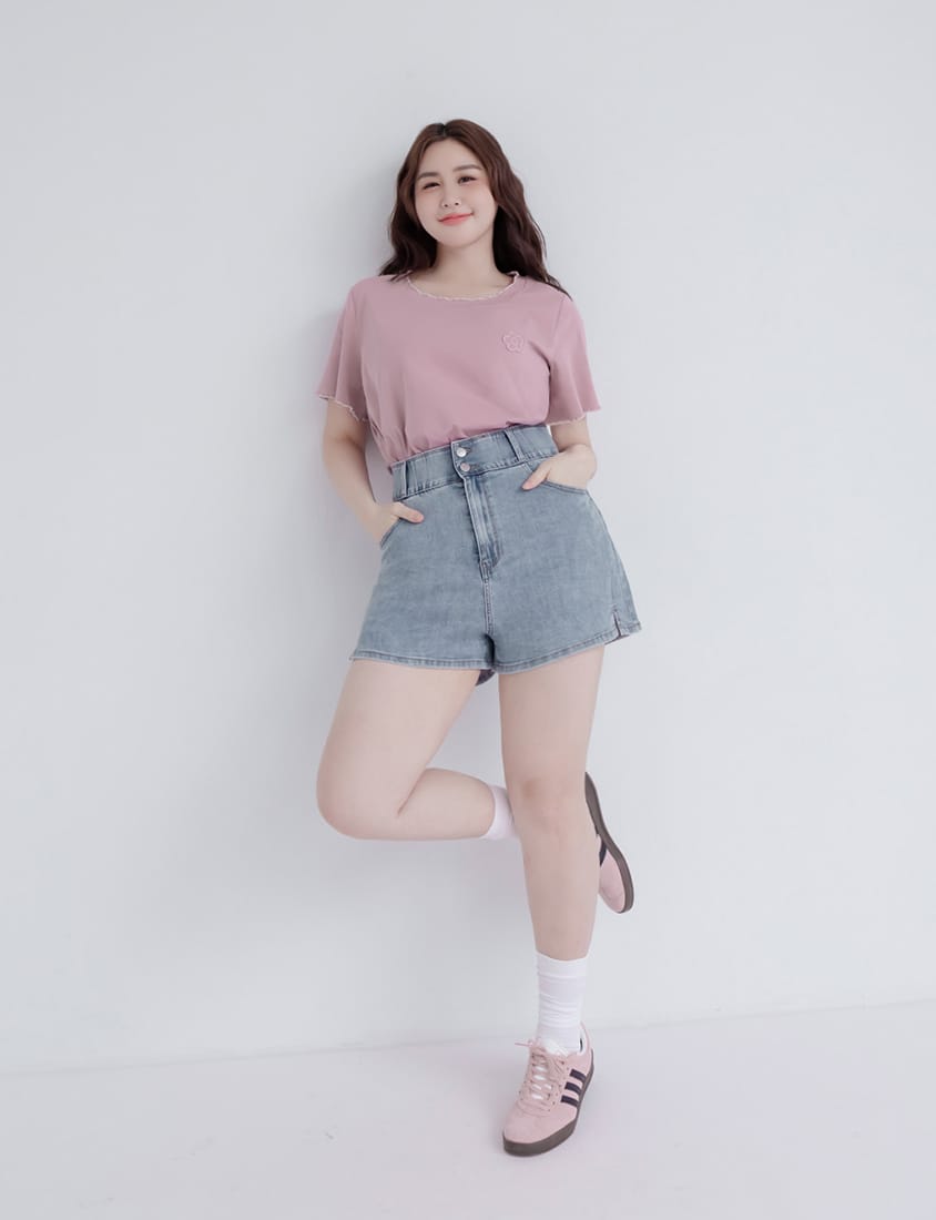 Cute Floral Applique Wavy Edge Plus Size Tee