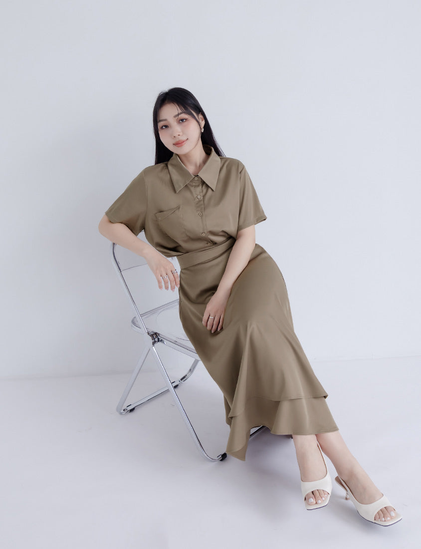 MISS. Elegant Pleat-Back Satin Plus Size Pocket Shirt