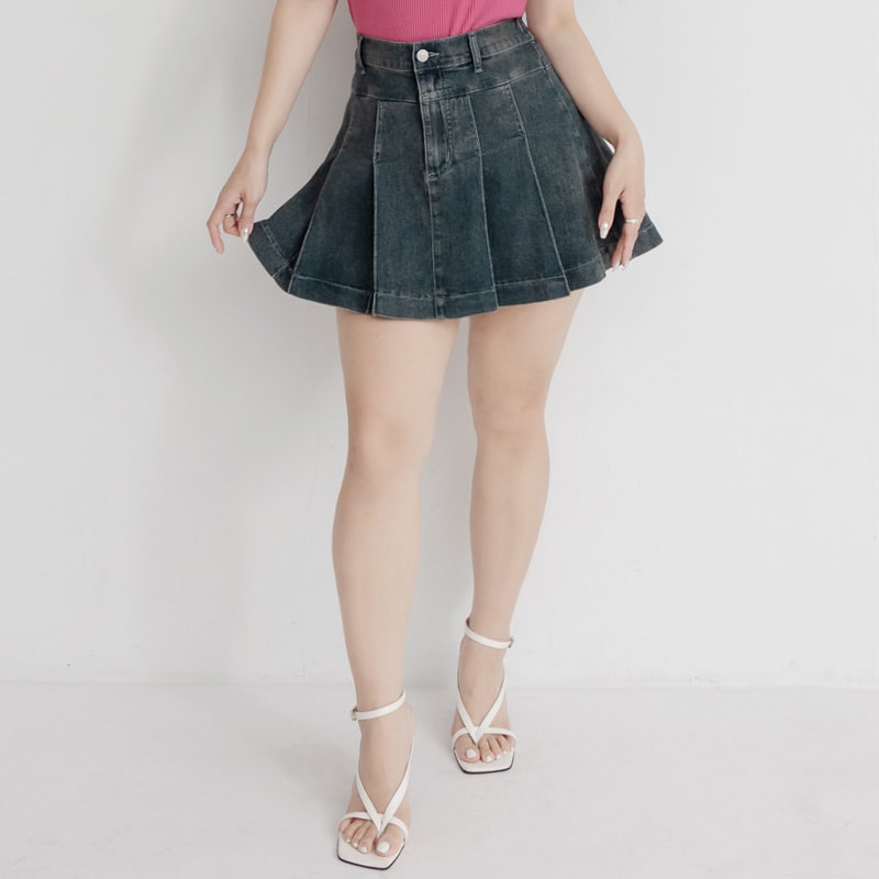 MUA! Sweet & Hot Denim Pleated Plus Size Mini Skirt (with Inner Pants)