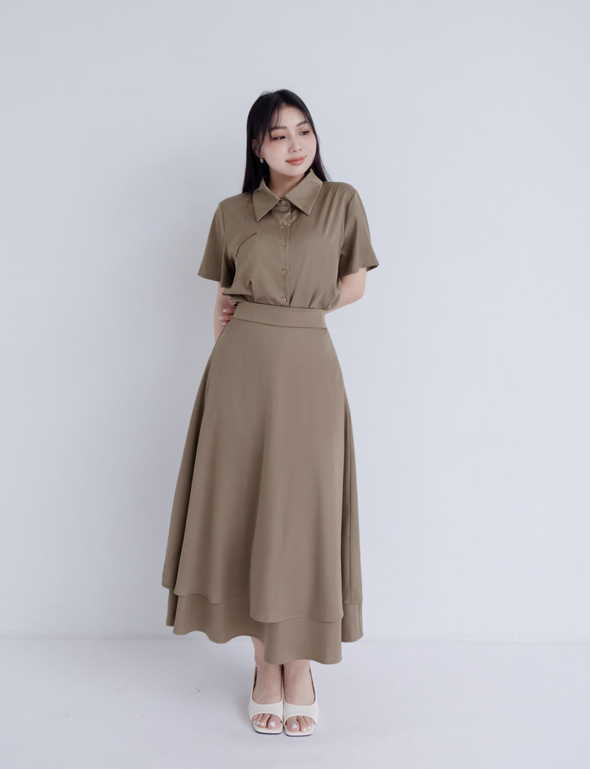 MISS. Elegant Pleat-Back Satin Plus Size Pocket Shirt