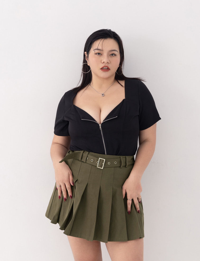 MUA! Heart-Shape Neckline Curved Zipper Plus Size Short Sleeve Top