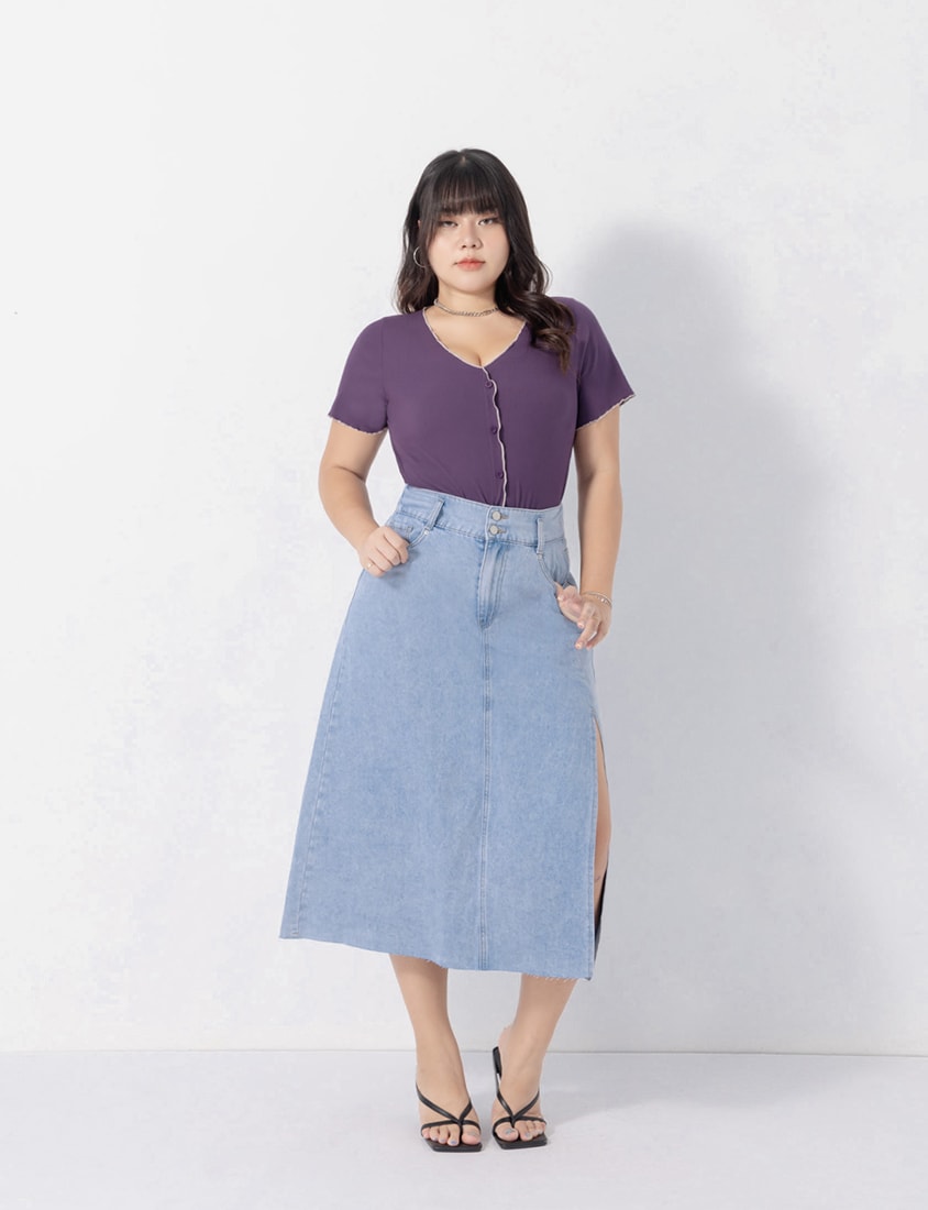 MUA! V-Neck Contrast Lettuce-Edge Plus Size Short Sleeve Top