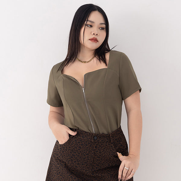 MUA! Heart-Shape Neckline Curved Zipper Plus Size Short Sleeve Top