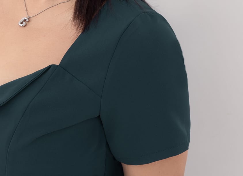 MUA! Heart-Shape Neckline Curved Zipper Plus Size Short Sleeve Top