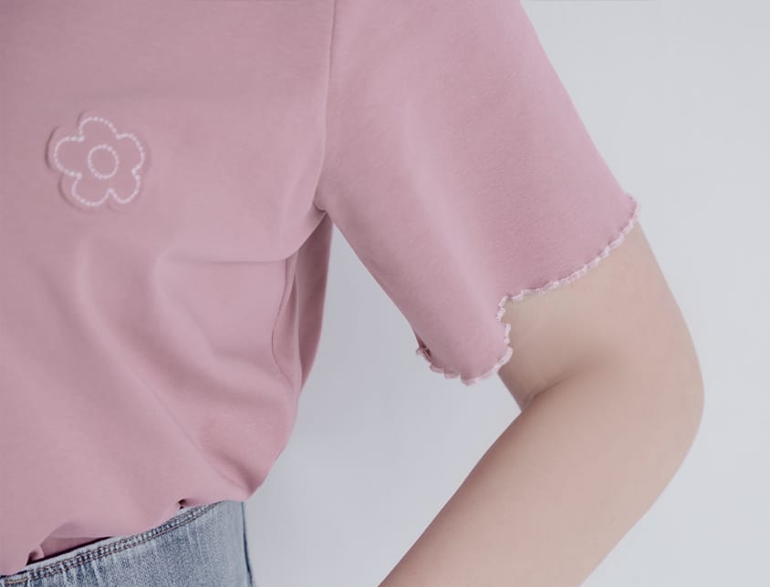 Cute Floral Applique Wavy Edge Plus Size Tee