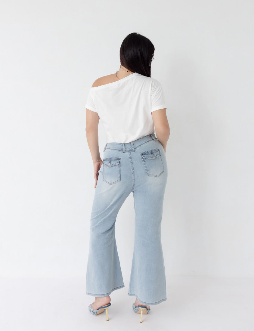 MUA! Cooling Tech V-Cut Plus Size Flare Jeans