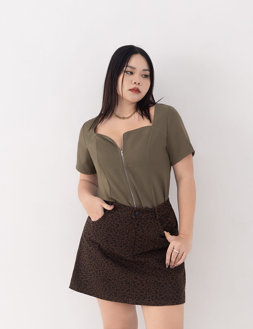 MUA! Heart-Shape Neckline Curved Zipper Plus Size Short Sleeve Top